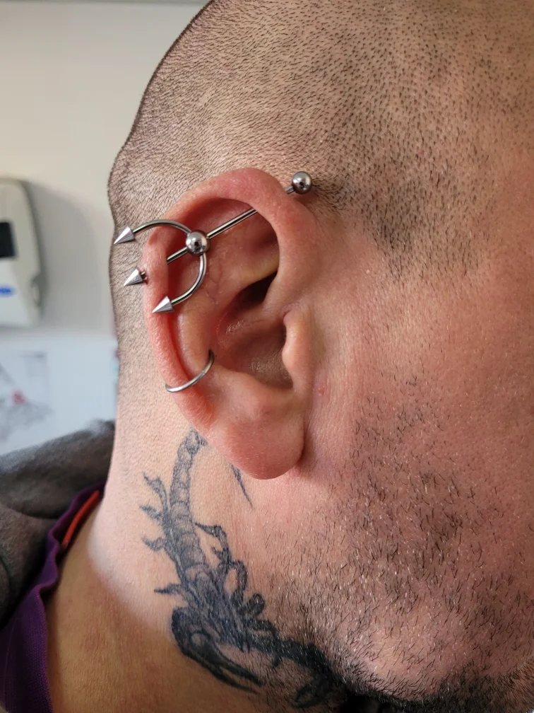 Piercings industriel et conch à Carnyx Piercing